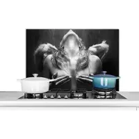 KitchenYeah Spatscherm keuken 90x60 cm - Kookplaat achterwand Vrouw - Engel - Veren - Portret - Zwart wit - Muurbeschermer - Spatwand fornuis - Hoogwaardig aluminium