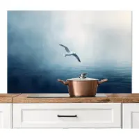 KitchenYeah Spatscherm keuken 120x80 cm - Kookplaat achterwand Meeuw - Wit - Zee - Mistig - Muurbeschermer - Spatwand fornuis - Hoogwaardig aluminium