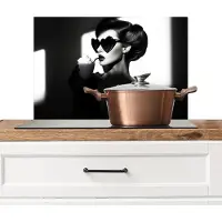 KitchenYeah Spatscherm keuken 60x40 cm - Kookplaat achterwand Vrouw - Zwart - Hart - Muurbeschermer - Spatwand fornuis - Hoogwaardig aluminium