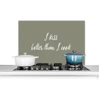 KitchenYeah Spatscherm keuken 80x55 cm - Kookplaat achterwand Spreuken - I kiss better than I cook - Kus - Quotes - Muurbeschermer - Spatwand fornuis - Hoogwaardig aluminium