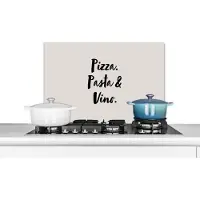 KitchenYeah Spatscherm keuken 70x50 cm - Kookplaat achterwand Quote - Taupe - Pizza. pasta & vino. - Muurbeschermer - Spatwand fornuis - Hoogwaardig aluminium