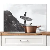 KitchenYeah Spatscherm keuken 100x65 cm - Kookplaat achterwand Surfer - Rots - Oceaan - Golven - Muurbeschermer - Spatwand fornuis - Hoogwaardig aluminium