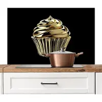 KitchenYeah Spatscherm keuken 100x65 cm - Kookplaat achterwand Cupcake - Eten - Goud - Zwart - Muurbeschermer - Spatwand fornuis - Hoogwaardig aluminium