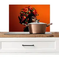 KitchenYeah Spatscherm keuken 70x50 cm - Kookplaat achterwand Vrouw - Chilipepers - Pepers - Bloemen - Muurbeschermer - Spatwand fornuis - Hoogwaardig aluminium