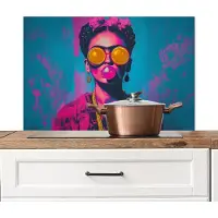 KitchenYeah Spatscherm keuken 90x60 cm - Kookplaat achterwand Vrouw - Kauwgom - Zonnebril - Oranje - Muurbeschermer - Spatwand fornuis - Hoogwaardig aluminium