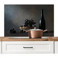 KitchenYeah Spatscherm keuken 100x65 cm - Kookplaat achterwand Stilleven - Zwart - Fles - Druiven - Muurbeschermer - Spatwand fornuis - Hoogwaardig aluminium