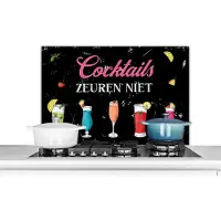 KitchenYeah Spatscherm keuken 90x60 cm - Kookplaat achterwand Cocktails - Cocktail glazen - Tekst - Muurbeschermer - Spatwand fornuis - Hoogwaardig aluminium - Cadeau voor vrouw - Cadeau voor man