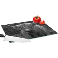 KitchenYeah Glazen Snijplank - 39x28 - Een etende Schotse hooglander koe - zwart wit - Snijplanken Glas