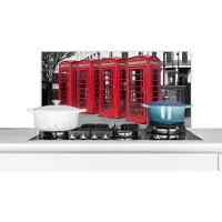 KitchenYeah Spatscherm keuken 90x45 cm - Kookplaat achterwand Zwart-wit foto van vier rode telefooncellen - Muurbeschermer - Spatwand fornuis - Hoogwaardig aluminium