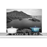 KitchenYeah Spatscherm keuken 100x65 cm - Kookplaat achterwand Scandinavische kust zwart-wit fotoprint - Muurbeschermer - Spatwand fornuis - Hoogwaardig aluminium