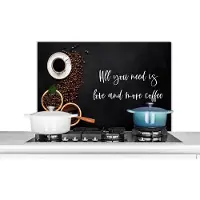KitchenYeah Spatscherm keuken 80x55 cm - Kookplaat achterwand Spreuken - Koffie - Liefde - Quotes - All you need is love and more coffee - Muurbeschermer - Spatwand fornuis - Hoogwaardig aluminium