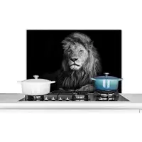 KitchenYeah Spatscherm keuken 80x55 cm - Kookplaat achterwand Wilde dieren - Leeuw - zwart - Wit - Muurbeschermer - Spatwand fornuis - Hoogwaardig aluminium