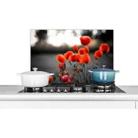 KitchenYeah Spatscherm keuken 70x50 cm - Kookplaat achterwand Wilde rode klaprozen in een groot veld met een zwart witte achtergrond - Muurbeschermer - Spatwand fornuis - Hoogwaardig aluminium