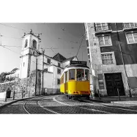 Karo-art 300cm X 210cm - Fotobehang - Tram in een historische wijk in Lissabon, Gele tram tegen zwart witte achtergrond, 11 maten, incl behanglijm