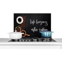 KitchenYeah Spatscherm keuken 70x50 cm - Kookplaat achterwand Quotes - Spreuken - Life begins after coffee - Koffie - Muurbeschermer - Spatwand fornuis - Hoogwaardig aluminium