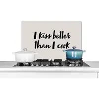 KitchenYeah Spatscherm keuken 70x50 cm - Kookplaat achterwand Quotes - Spreuken - I kiss better than I cook - Koken - Kus - Muurbeschermer - Spatwand fornuis - Hoogwaardig aluminium