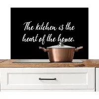 KitchenYeah Spatscherm keuken 90x60 cm - Kookplaat achterwand The kitchen is the heart of the home - Keuken - Quotes - Spreuken - Muurbeschermer - Spatwand fornuis - Hoogwaardig aluminium