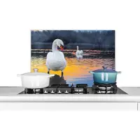 KitchenYeah Spatscherm keuken 70x50 cm - Kookplaat achterwand Zwaan - Vogel - Zonsondergang - Water - Muurbeschermer - Spatwand fornuis - Hoogwaardig aluminium