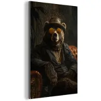 MuchoWow Aluminium schilderij 80x120 cm - Wanddecoratie metaal - Beer - Bruin - Pak - Hoed - Metalen muurdecoratie woonkamer - Decoratie industrieel - Foto op dibond - Industriële accessoires slaapkamer