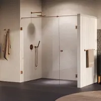 Brauer Void Carving profielloze nisdeur 190cm met draaideur 70cm aan muur koper geborsteld PVD