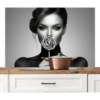 KitchenYeah Spatscherm keuken 120x80 cm - Kookplaat achterwand Vrouw - Lolly - Zwart - Muurbeschermer - Spatwand fornuis - Hoogwaardig aluminium