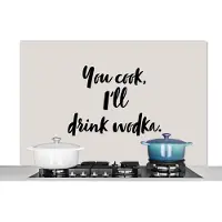 KitchenYeah Spatscherm keuken 120x80 cm - Kookplaat achterwand Quotes - Alcohol - You cook, I'll drink wodka - Spreuken - Wodka - Muurbeschermer - Spatwand fornuis - Hoogwaardig aluminium