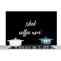 KitchenYeah Spatscherm keuken 120x80 cm - Kookplaat achterwand Spreuken - Koffie - Quotes - Need coffee now - Muurbeschermer - Spatwand fornuis - Hoogwaardig aluminium