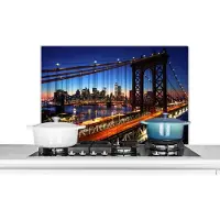 KitchenYeah Spatscherm keuken - New York - Skyline - Verlichting - Nacht - Amerika - Achterwand keuken - Spatwand fornuis - 80x55 cm - Aluminium