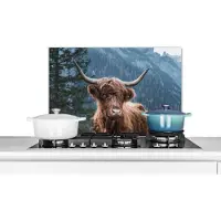 KitchenYeah Spatscherm keuken 70x50 cm - Kookplaat achterwand Bergen - Winter - Schotse hooglander - Muurbeschermer - Spatwand fornuis - Hoogwaardig aluminium