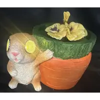 Impuls Decoratieve Polyresin solarlamp bloempot " Konijn met wortel" - meerkleurig - met LED - staand model - exclusief plant - hoogte 13 x 13 x 11 cm - Tuindecoratie - Tuinverlichting