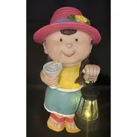 Impuls Decoratieve solarlamp "Meisje zomerkleding met cocktail" met lantaarn - meerkleurig - polyresin - hoogte 23x15x7cm - Tuinaccessoires - Decoratieve beelden voor buiten
