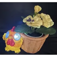 Impuls Polyresin solarlamp "Haan met deco bloempot" - meerkleurig - met 2 LEDs - Staand model - hoogte 8 x 14 x 13 cm - Exclusief plant - Tuindecoratie - Tuinverlichting