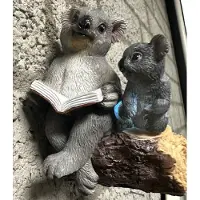 Impuls Polyresin wand solarlamp "Koala's op boomstam" - meerkleurig + bruin - met LED - Wand model - hoogte 12 x 10 x 10 cm - Tuindecoratie - Tuinverlichting