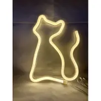 Impuls LED Kat met neonlicht - geel neon licht - Op batterijen en USB - hoogte 17 x 1.5 x 23.5 cm - Wandlamp - Sfeerlamp - Decoratieve verlichting - Woonaccessoires