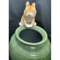 Impuls Polyresin solarlamp pothanger "Konijn" - meerkleurig - met 2 LEDs - pothanger - hoogte 13 x 12 x 6 cm - Tuindecoratie - Tuinverlichting