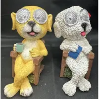 Impuls Polyresin solarlampen "honden in tuinstoel" - Set van 2 stuks - meerkleurig - met 2 LEDs - Staand model - hoogte 11 x 10 x 9 cm - Tuindecoratie - Tuinverlichting