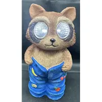 Impuls Polyresin solarlamp "wasbeer in jeans" - meerkleurig - met 2 LEDs - Staand model - hoogte 19 x 9 x 9 cm - Tuindecoratie - Tuinverlichting