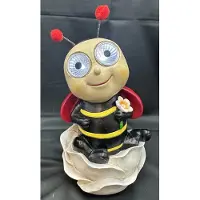 Impuls Polyresin solarlamp " Bij met lieveheersbeestje vleugels op witte bloem" - meerkleurig - met 2 LEDs - staand model - hoogte 20 x 14 x 9 cm - Tuindecoratie - Tuinverlichting