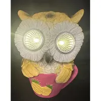Impuls Polyresin solarlamp "uil in kop met ananassen" - meerkleurig - met 2 LEDs - staand model - hoogte 14 x 10 x 5 cm - Tuindecoratie - Tuinverlichting