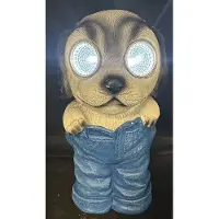 Impuls Polyresin solarlamp "hond in jeans" - meerkleurig - met 2 LEDs - Staand model - hoogte 19 x 9 x 9 cm - Tuindecoratie - Tuinverlichting