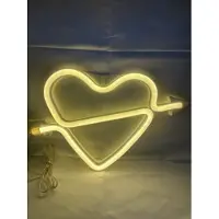 Impuls LED Hart+Pijl met neonlicht - geel neon licht - hoogte 17 x 28.5 x 2 cm - Wandlamp - Sfeerlamp - Decoratieve verlichting - Woonaccessoires