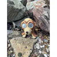Impuls Polyresin solarlamp "zittende hond met groot hoofd" - bruin + donker bruine oren - met 2 LEDs - Staand model - hoogte 11 x 11 x 10 cm - Tuindecoratie - Tuinverlichting