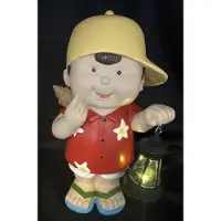 Impuls Decoratieve solarlamp "Jongen zomerkleding met ijsje" met lantaarn - meerkleurig - polyresin - hoogte 23x15x7cm - Tuinaccessoires - Decoratieve beelden voor buiten