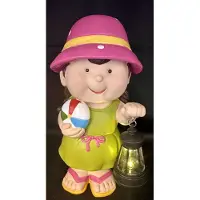 Impuls Decoratieve solarlamp "Meisje zomerkleding met bal" met lantaarn - meerkleurig - polyresin - hoogte 23x15x7cm - Tuinaccessoires - Decoratieve beelden voor buiten