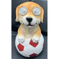 Impuls Polyresin solarlamp "hond op voetbal" - meerkleurig - met 2 LEDs - Staand model - hoogte 20 x 13 x 8 cm - Tuindecoratie - Tuinverlichting