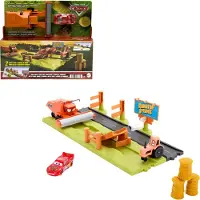 Mattel Disney Pixar Cars, HRX48, Set van voertuig en racebaan, geschikt voor kinderen vanaf 4 jaar, materiaal: kunststof, metaal, meerkleurig