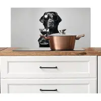 KitchenYeah Spatscherm keuken 90x45 cm - Kookplaat achterwand Hond - Zwart - Wijnglas - Zonnebril - Muurbeschermer - Spatwand fornuis - Hoogwaardig aluminium