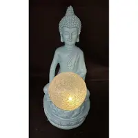 Impuls Decoratieve solarlamp "zittende boeddha" - Blauw - polyresin - met craquele glazen bol - met 1 LED - Staand model - hoogte 19 x 11 x 9 cm - Tuindecoratie - Tuinverlichting - Boeddha's