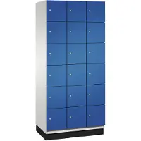 C+P Cambio lockerkast, 3 vakken, 18 vakken, met sokkel, B 900 x D 525 x H 1980 mm, lichtgrijs/enzianblauw