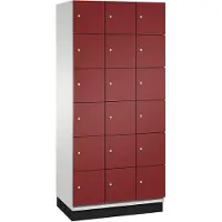 C+P Cambio lockerkast, 3 vakken, 18 vakken, met plint, B 900 x D 525 x H 1980 mm, lichtgrijs/ruinrood